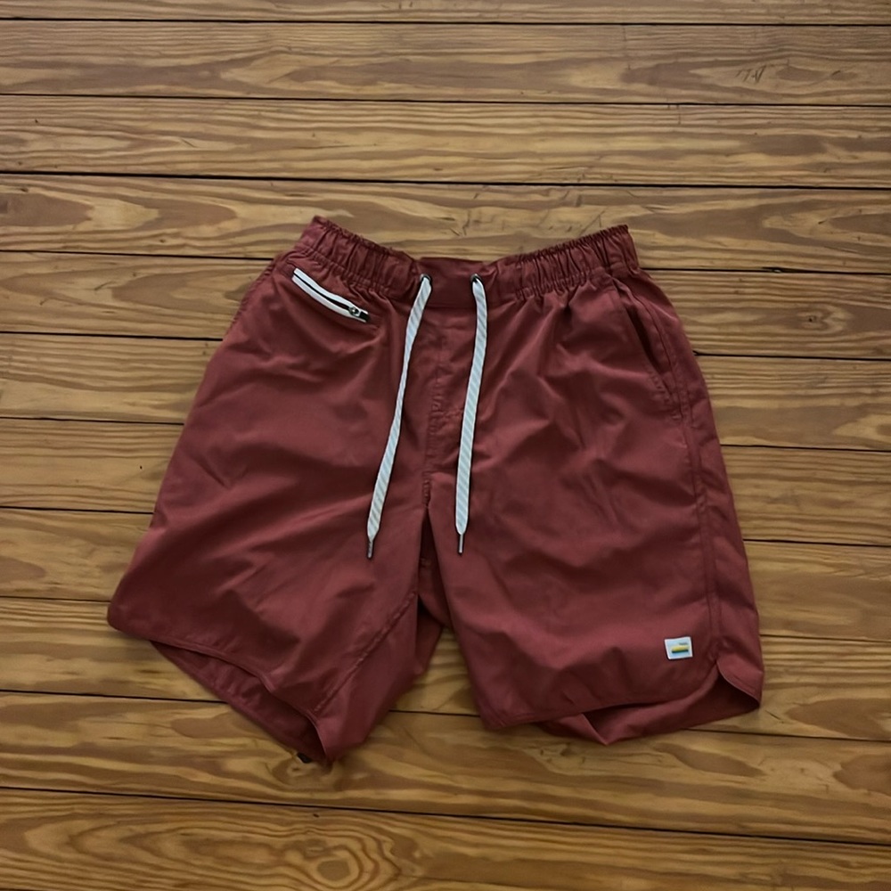 Red Vuori shorts